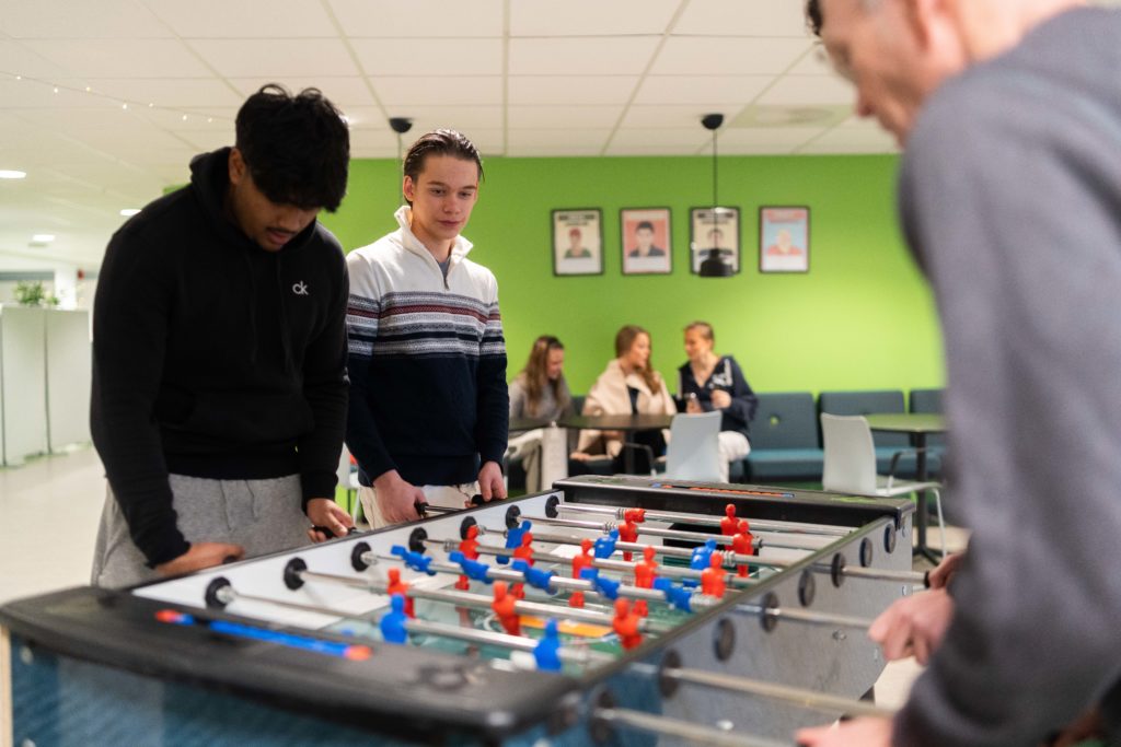 Bilde av elever på Heltberg som spiller foosball