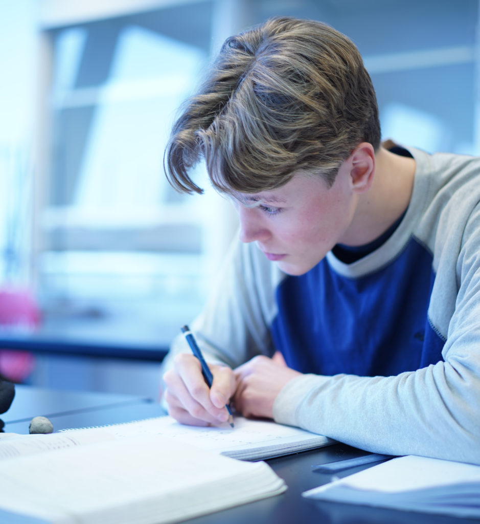 Elev som studerer i klasserom